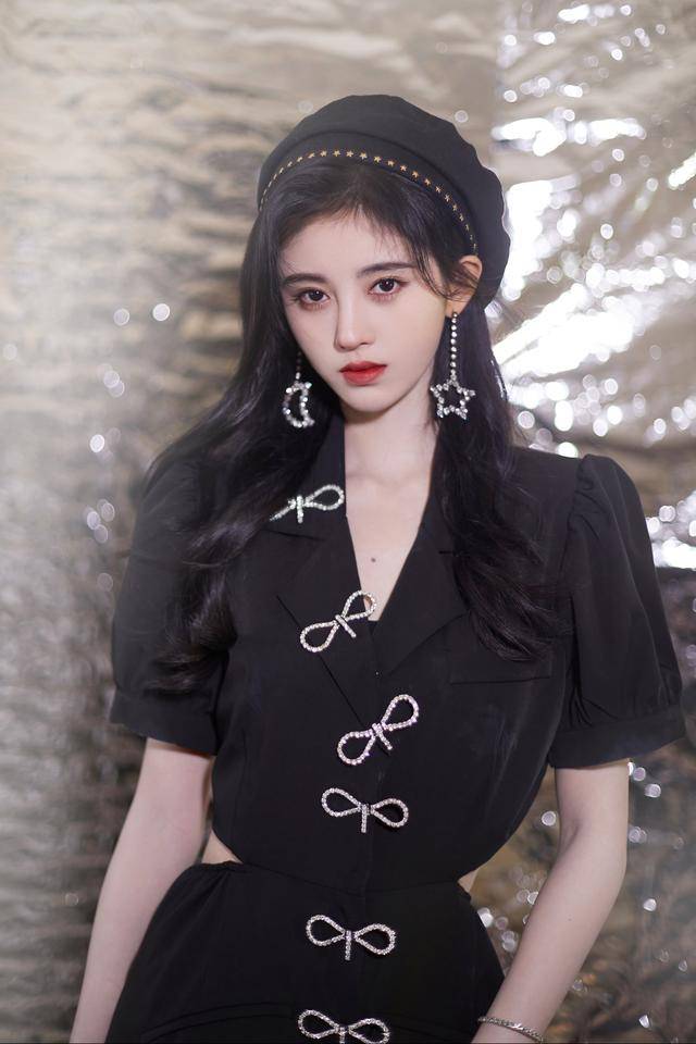 方锤|鞠婧祎又翻车？穿山寨礼服被品牌方锤了，科普同款的粉丝引咎辞职