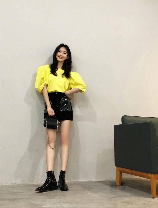 黑色|张俪好酷，牛仔短袖外套配黑色紧身裤+马丁靴，简洁帅气很有型