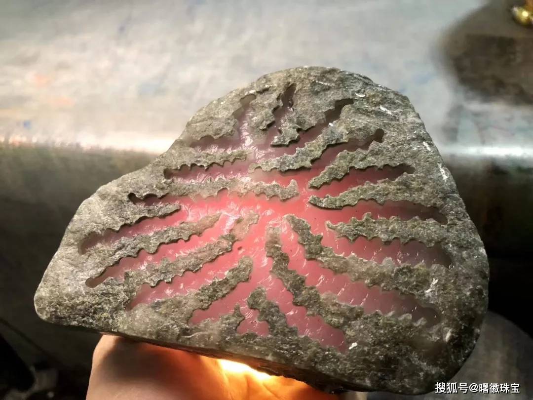 遇上一块"桃花春"开窗料,看着能不心动吗_翡翠