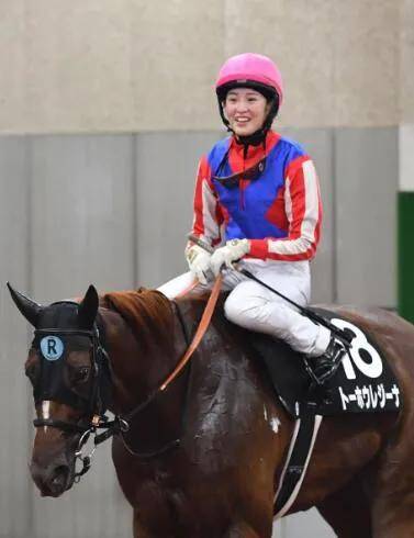 凡泰马术围栏快讯:日本美女赛马骑师藤田菜七子23岁生日当天赢马