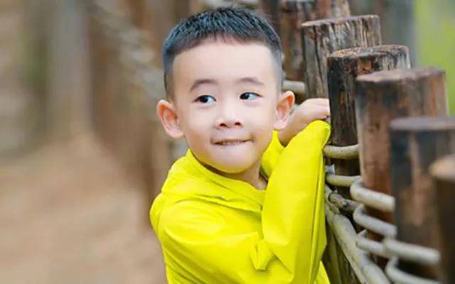 火爆陈小春把儿子养成暖男：让孩子感受到爱，是最好的教育