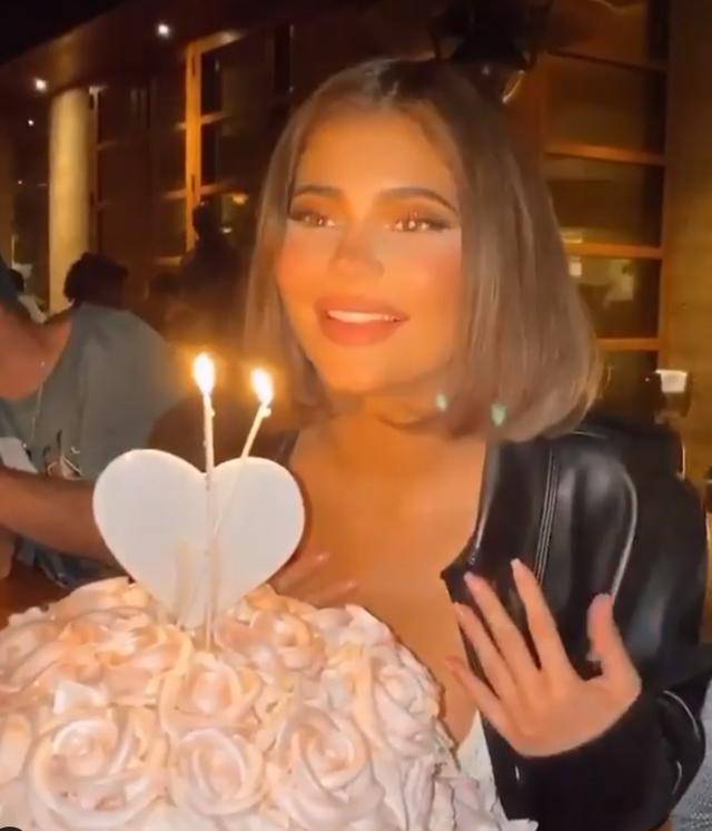 头发|太别致了！凯莉·詹娜换上BOB发型提前庆生，穿黑夹克霸气十足