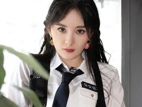 女星打领带,迪丽热巴酷拽,看到关晓彤:性别分不清?_衬衫