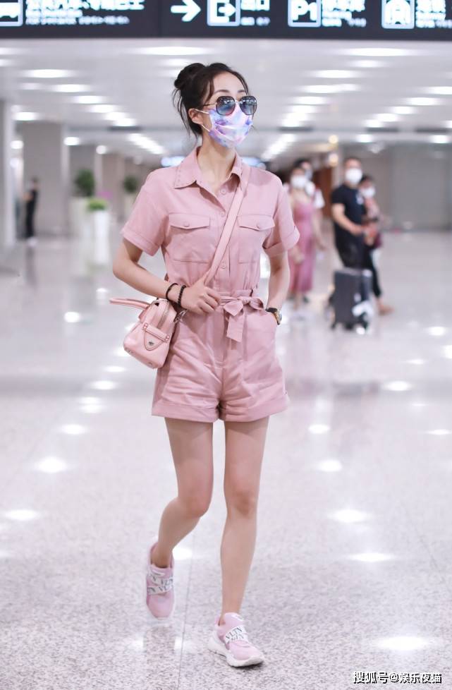 粉色|韩雪真是有女团范，粉色T恤打个结，搭配衬衫短裤，双腿笔直纤细