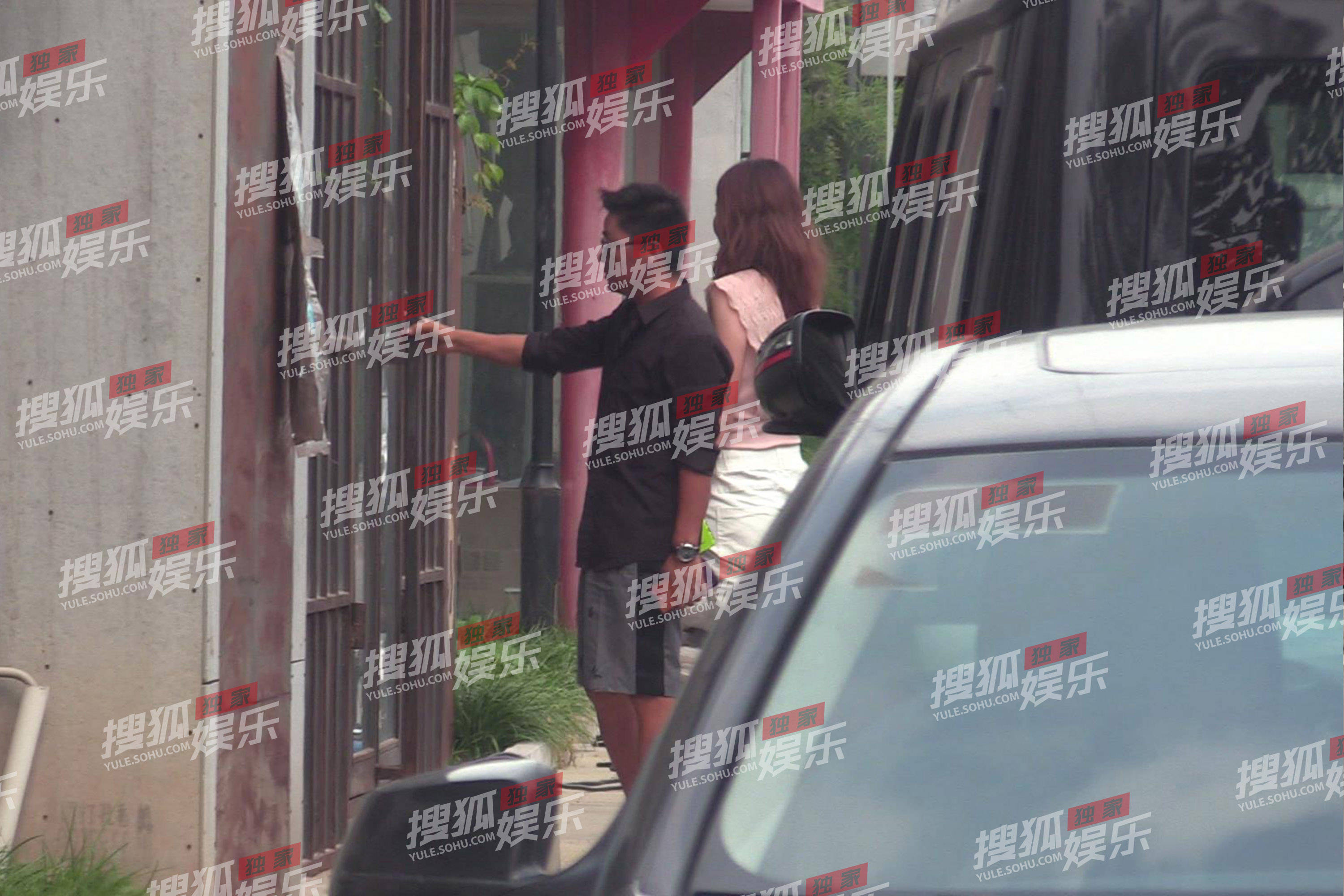 王宝强冯清同到工作室!平平淡淡似老夫老妻