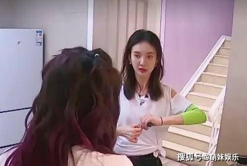 开直播被质疑美颜过度,金晨大方回应嘴歪:不