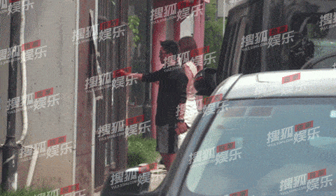王宝强冯清同到工作室!平平淡淡似老夫老妻