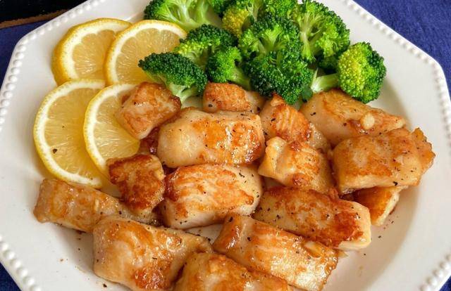 香煎孜然豆腐,柠檬香煎巴沙鱼,低卡低脂的柠檬手撕鸡丝