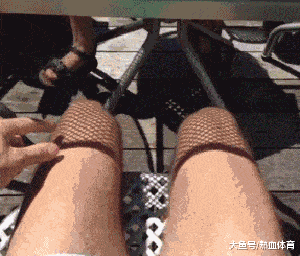 原创搞笑gif:姑娘你喝的啥,难道是玻璃水