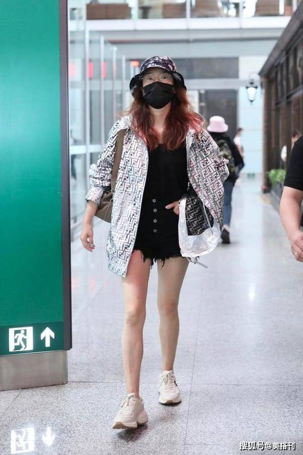 凤凰传奇玲花现身机场，穿T恤短裤露美腿，40岁素颜状态太真实了