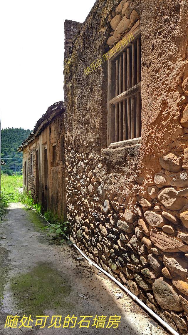 梅县现存最大的村级老街,土砖屋石屋数量之多在梅州可能绝无仅有