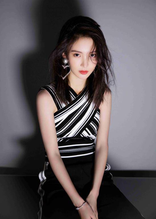 金晨直播现“嘴斜眼歪”画面，本尊晒图幽默回