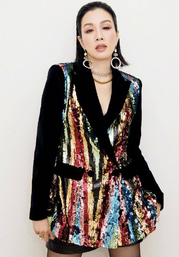 张伦|张伦硕眼光太好了！49岁钟丽缇穿腰封出行，这哪里像老太婆？