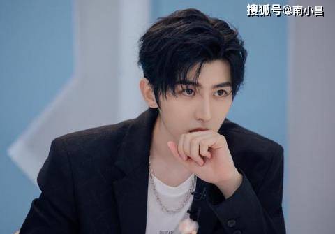 2020年男明星人气排名_2020福布斯名人榜,前十名8位流量明星,评选词写得很
