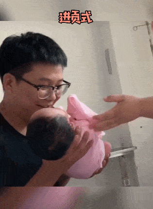 “新晋奶爸”抱娃走红，刚到手就急着还给护士，宝宝：我烫手啊！