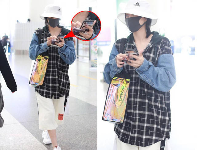 张馨予高调秀恩爱，混搭造型亮相机场，手机壳