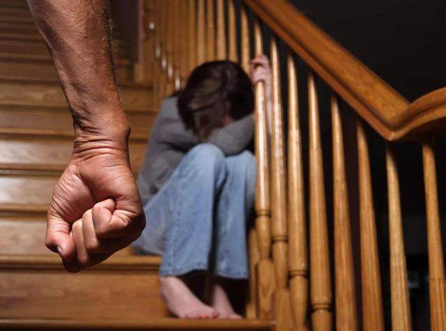 原创11岁小姑娘深夜遭父亲“虐待”，被家人发现时已无意识，抢救一夜