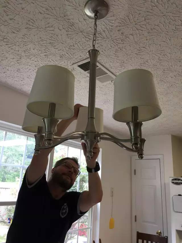 工人在认真调试新的灯具