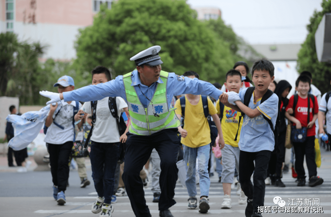 12个班毕业照的“C位”全是一位交警！