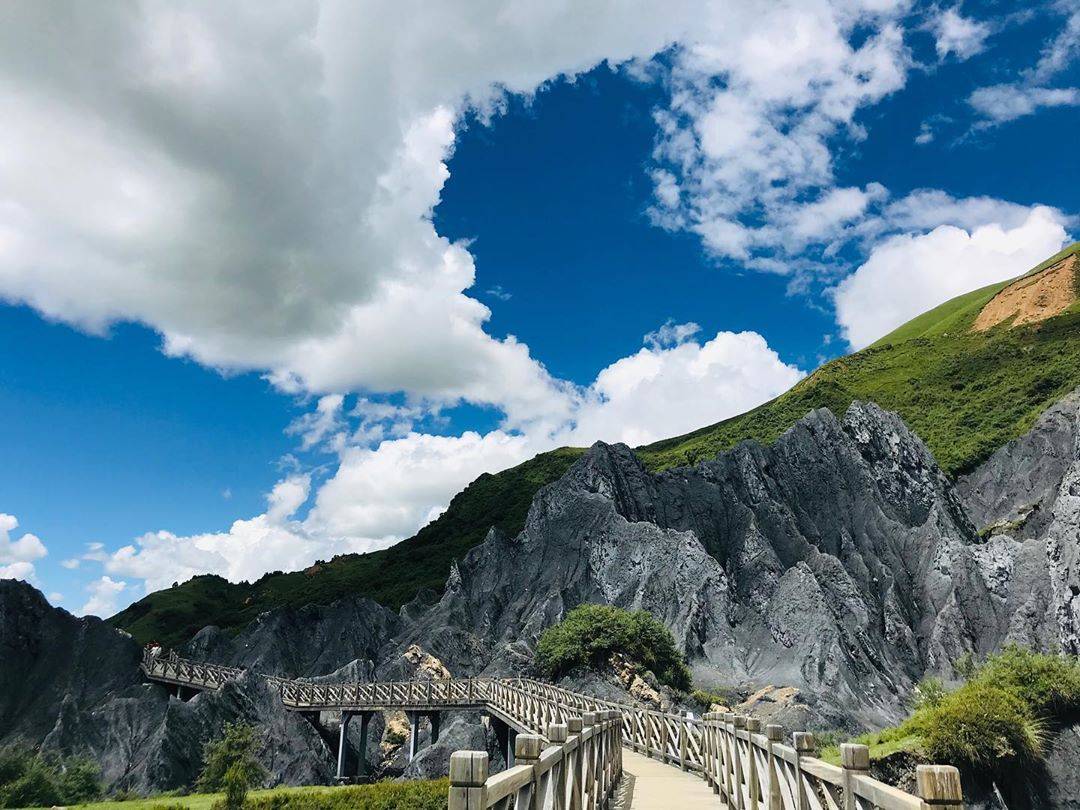 与墨石公园相遇春赏格桑夏避暑秋观彩林冬踏雪