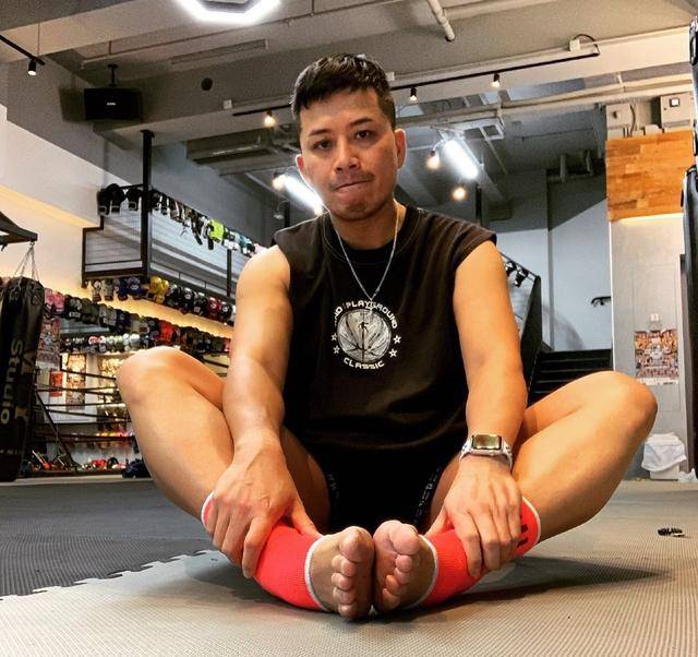 44岁香港男歌手含泪宣布出柜:很紧张,但我自豪_徐智勇