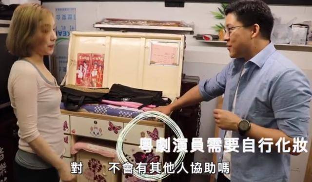 霍启刚学粤剧暴露发福身材，后悔没带郭晶晶来
