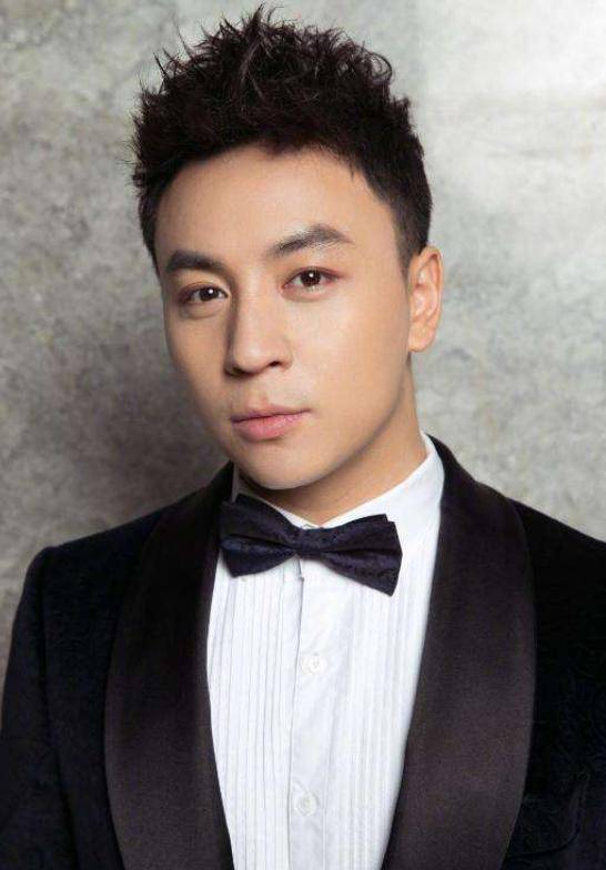 被亲爹吸血多年,还被嘲“长残”,如今的释小龙终于活出自我?