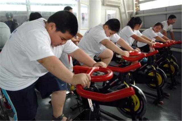 孩子|没想到意外走红，网友：这体型一看就是亲生的爸爸带女儿散步