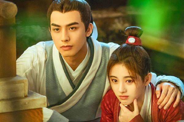 沥青|鞠婧祎新戏狂抹发际线粉，被嘲像涂了沥青，P掉以后秃头明显