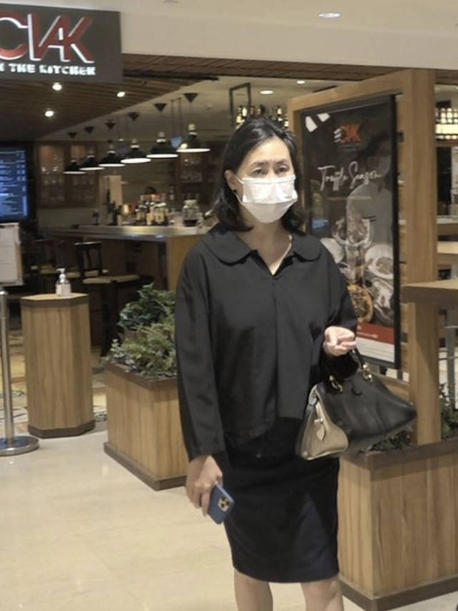 李嘉诚女友与闺蜜何超琼难得同框，两位百亿富