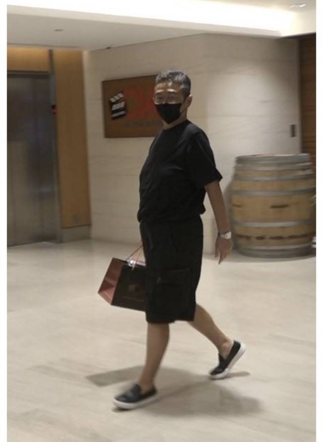 李嘉诚女友与闺蜜何超琼难得同框，两位百亿富