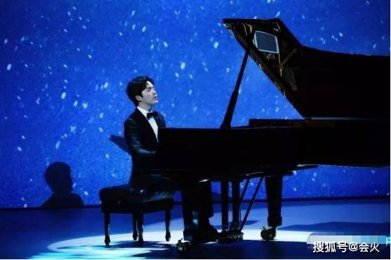 李云迪新恋情曝光?夜会美女聚餐紧挨互动亲密