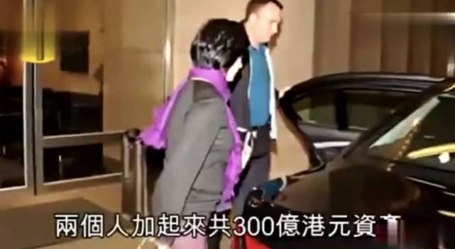 李嘉诚女友与闺蜜何超琼难得同框，两位百亿富