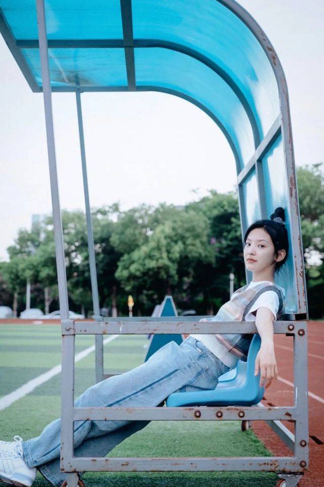 原创章若楠现身机场,白衬衫配短裙秀美腿,难怪蔡徐坤让她担任mv女主