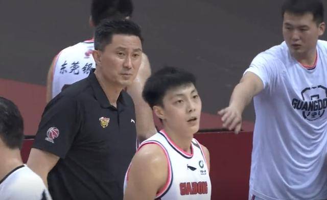 上帝终归穿着广东队服在打球!双方开局强劲,胡明轩让他打成3 1