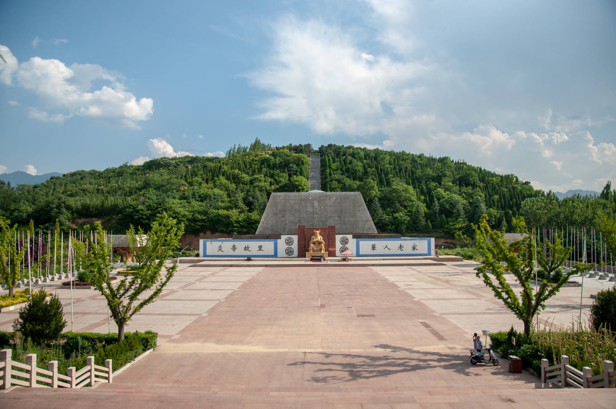 陕西宝鸡也有一座"炎帝陵",坐落在常羊山巅,知道的游客不多