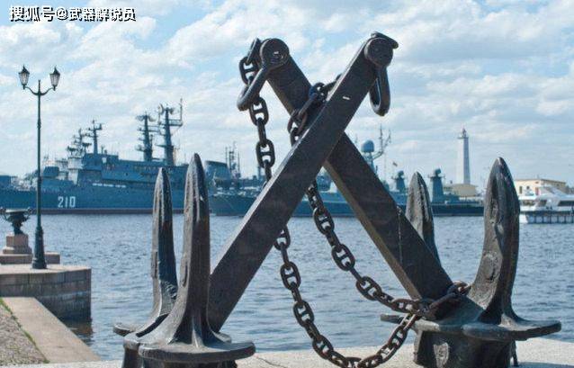 军舰停泊时,船锚是如何牢牢固定船身的?这里告诉你答案
