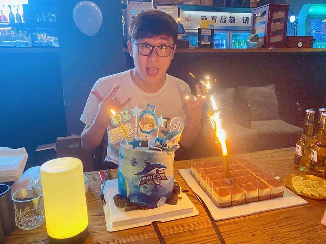 直播间|张萌斗鱼首秀，谈及CF网剧感慨万分，却逼着白鲨曝光4个女朋友？