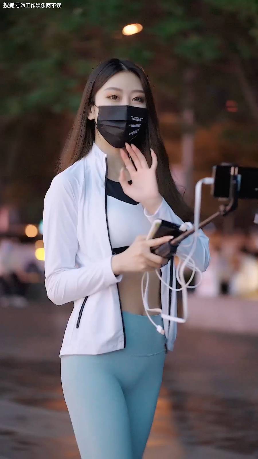 街拍:主播小姐姐的舒适穿搭,运动背心搭配紧身裤,简约