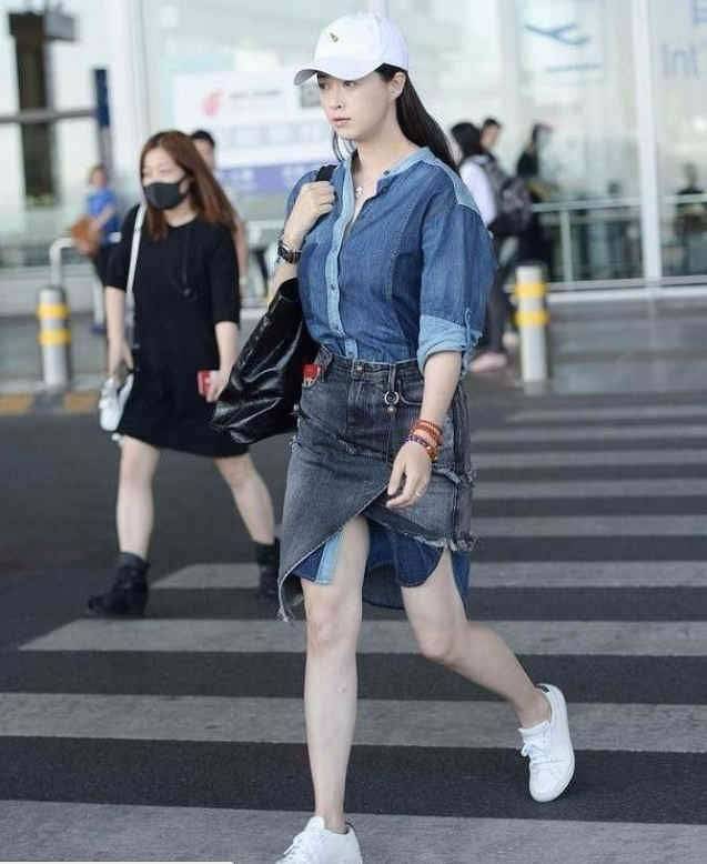 蒋欣又胖了,穿黑色宽松衣服走机场,还是看得出身材臃肿!