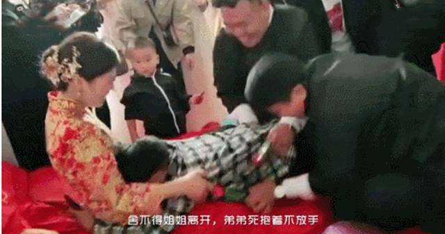 原创弟弟出席姐姐结婚，结果全程摆着臭脸，下台时一副生无可恋的样子