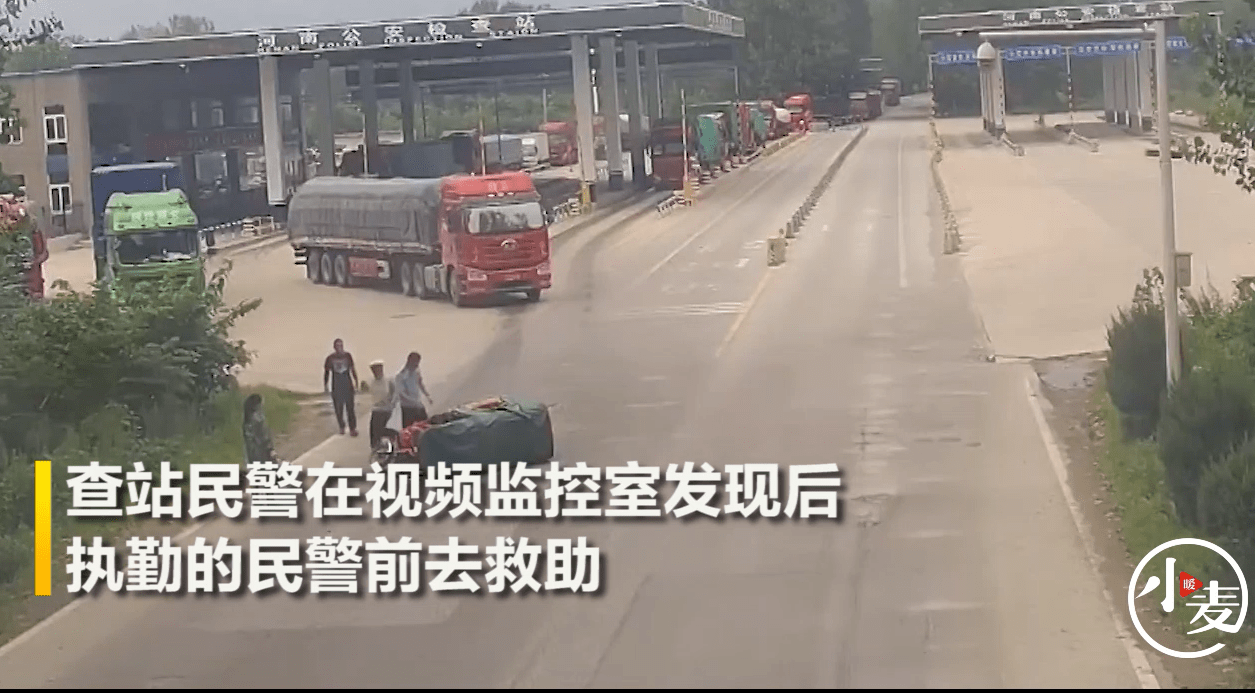 三轮车|女子骑电动车转弯时突然侧翻被压车下，监控记录下暖心一幕