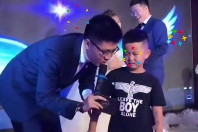 原创弟弟出席姐姐结婚，结果全程摆着臭脸，下台时一副生无可恋的样子