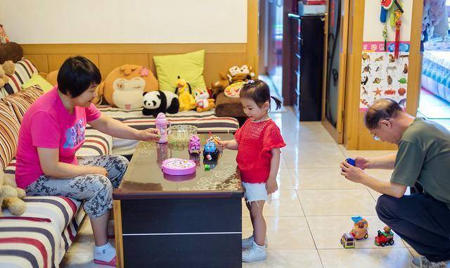 孙女上幼儿园，爷爷每天“无故消失”，得知真相后，妈妈热泪盈眶
