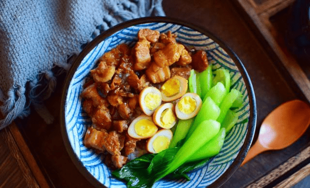 
自制台式卤肉饭 家常做法超简朴 1分钟学会 吃起来相当过瘾！“火狐电竞”(图2)