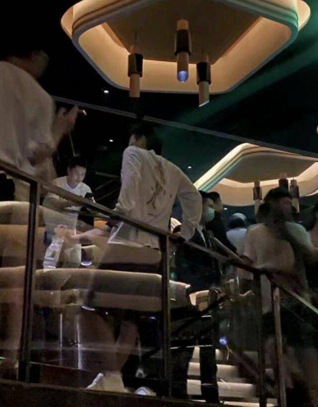 上海街|原创何超莲窦骁上海街头被偶遇，先逛街后现身夜店，如胶似漆引人羡