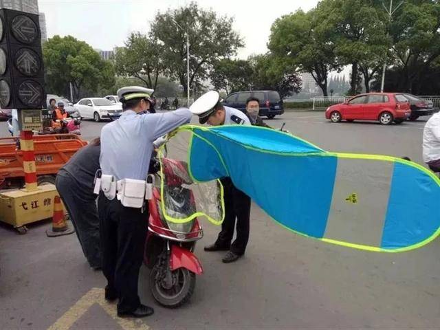 怎样装电动车挡风被 860d4274662b4ff98e205c6593538df0.jpeg