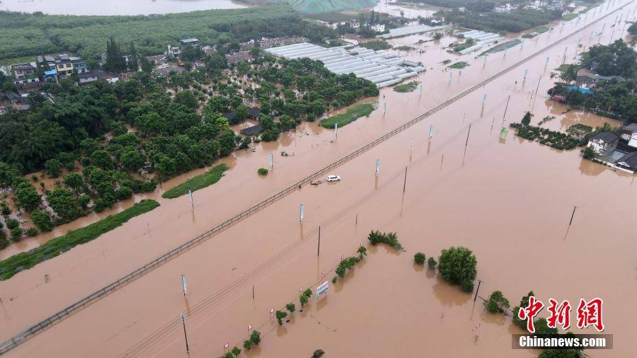 四川彭山因暴雨发生洪涝灾害村庄被淹