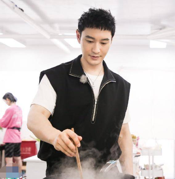 《中餐厅》食品安全引争议，黄晓明边试吃边拌
