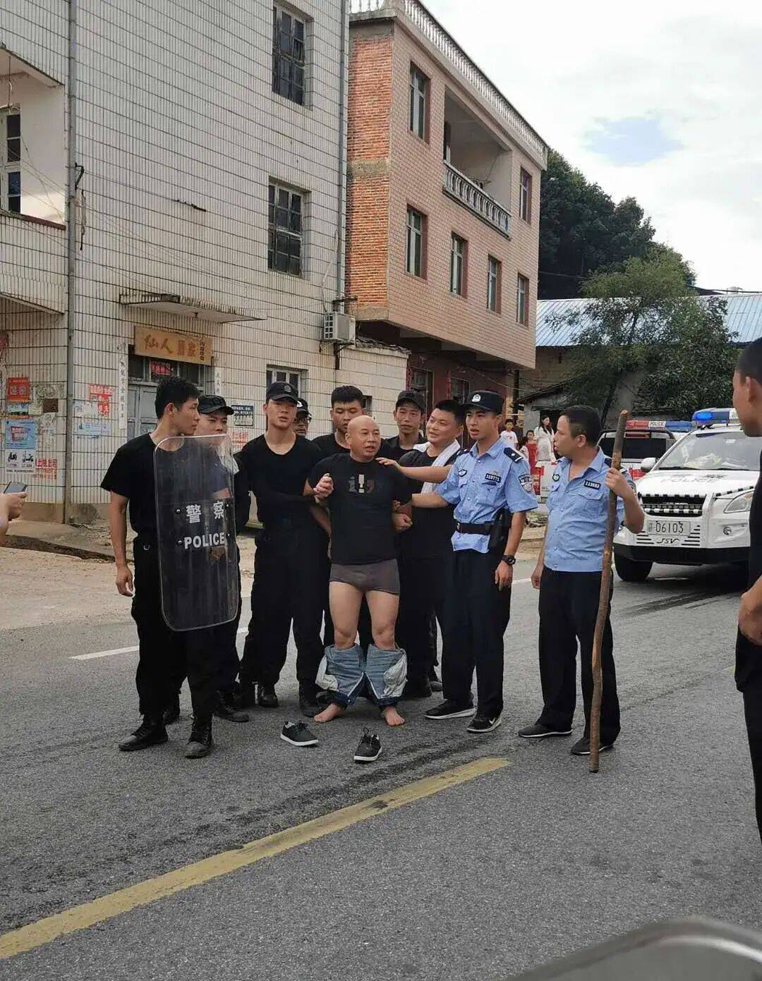 原创江西杀3人嫌疑犯落网!为何警方在抓捕他后立即脱掉他的裤子?